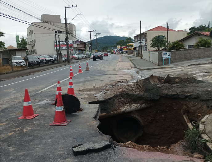 Rompimento de adutora causa desvio no trânsito da rua José Theodoro Ribeiro no bairro Ilha da Figueira em Jaraguá do Sul